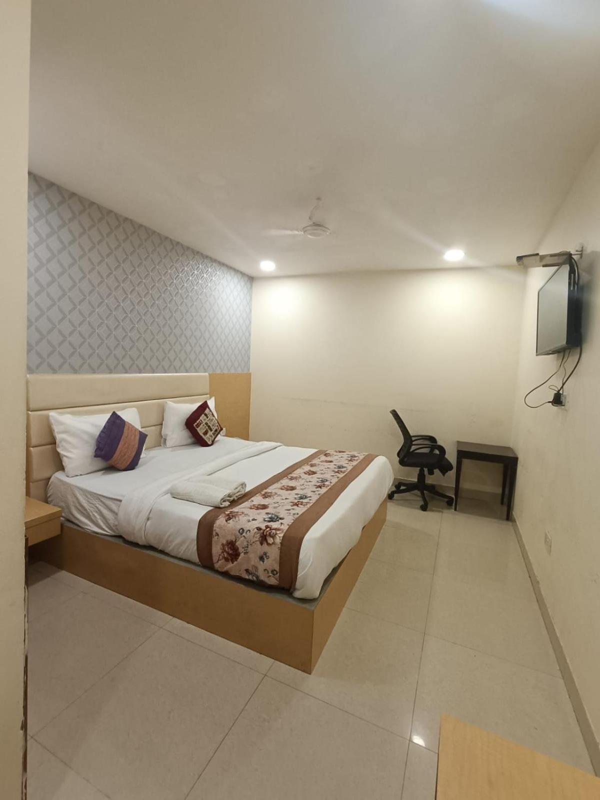Hotel Grand Suites By D'Capitol Near Delhi Airport Ню Делхи Екстериор снимка